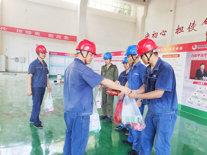 迎峰度夏“送清涼”慰問_副本.jpg
