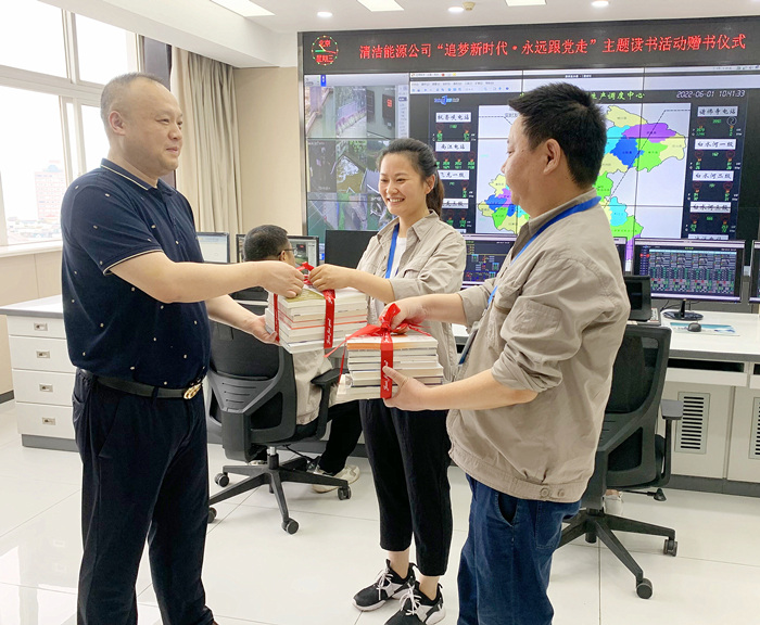 羅淳籍到豐都公司向職工贈送書籍（魏娜）_副本.jpg