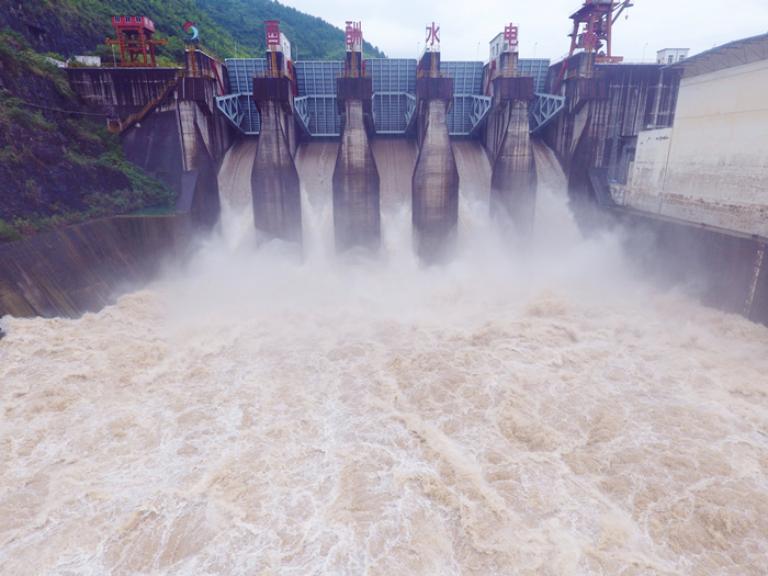 酉酬水電站開閘洩洪（彭建洪 攝）_副本.jpg