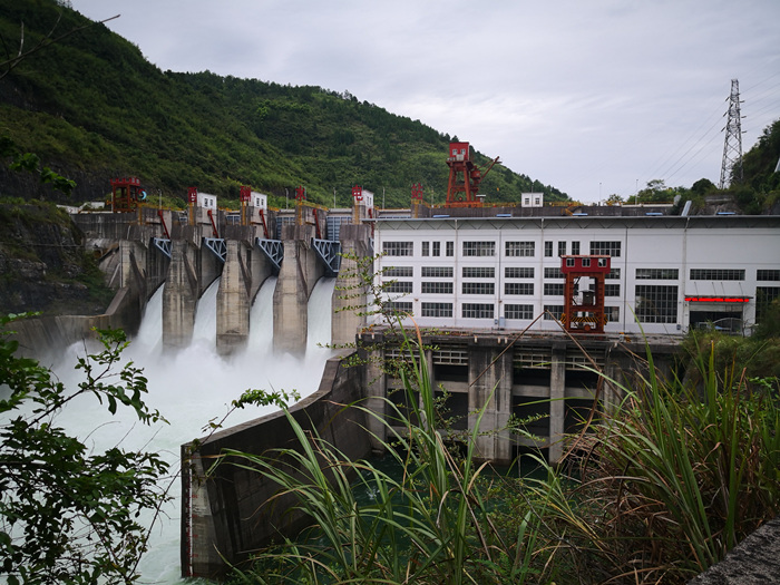 酉酬水電站洩洪（陳薩 攝）_副本.jpg