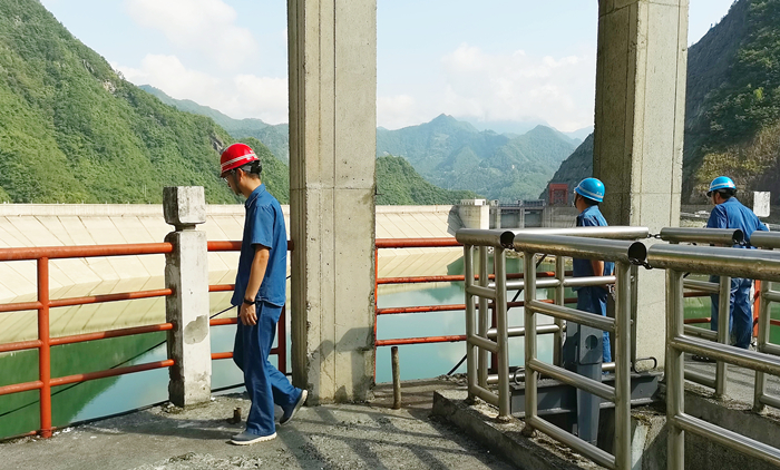 對大壩取水口水工建築物進行檢查  易小兵 攝_副本.jpg