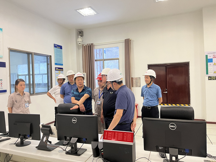 梁毅在三層岩電站值班室了解生産情況（熊春秀攝）_副本.jpg